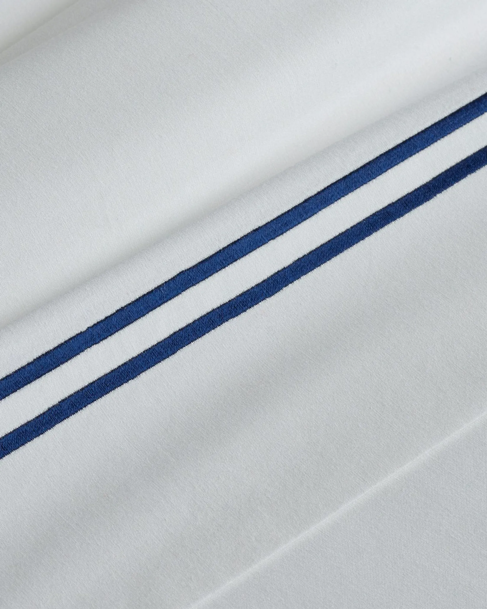 Petite Plume Luxe Premium Cotton Sheets in White with Navy